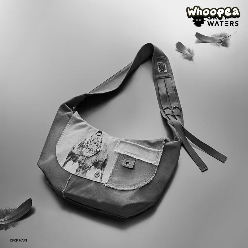 Hirono × Leah Dou In the Air ショルダーバッグ POP MART Hirono Leah Dou Airborne Messenger Patchwork Bag – WHOOPEA